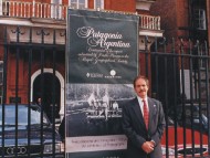 Frente a la sede de la Royal Geographical Society de Londres.