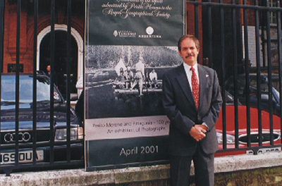 Alfredo Lichter en la sede de la Royal Geographical Society de Londres en oportunidad de la muestra en homenaje al Perito Moreno. 2001.  