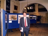 Alfredo Lichter junto a la muestra dedicada al Perito Moreno en la sede de la Royal Geographical Society de Londres. 2001.