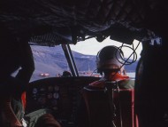 Llegando a la Isla Decepción a bordo del helicóptero. Enero, 1984.