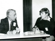 Hugo P. Castello conversando en una mesa redonda junto al biólogo Robin Best.