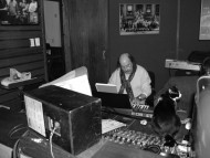 Litto Nebbia y Mario Sobrino (Técnico de Grabación) en la sala de grabación de Melopea.