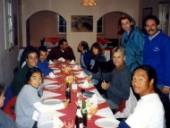 Por cenar en Punta Delgada durante un censo anual de elefantes marinos. Flavio Quintana, Bebote Vera, Mariana Martinez Rivarola, Manolo Arias, entre estudiantes y otros colaboradores. Octubre, 1994.