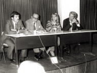 La "Guía para el reconocimiento de cetáceos del mar argentino" se presentó en el auditorio del Banco de Boston. En el panel estuvieron presentes Miguel Reynal (Presidente FVSA), Ana Hooper y autoridades del Banco. Marzo, 1984.