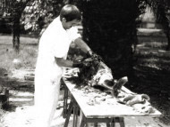 Realizando la necropsia de una tonina overa atrapada en redes de pesca, en el jardín del Museo "Bernardino Rivadavia". Marzo, 1986.
