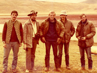 Con Francisco Erize, Andrés Johnson y colaboradores de la FVSA en la Laguna "El Blanquillo" en la meseta de Santa Cruz durante una campaña de estudio del macá tobiano. Enero,1981.