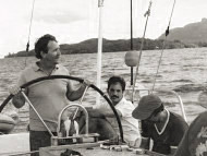 Navegando en el Océano Índico con Steve Leatherwood al timón luego de participar de una reunión en las islas Seychelles sobre la creación de un santuario en el Océano Índico. Febrero,1987.