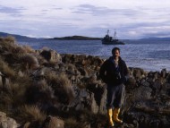 En viaje hacia la Isla de los Estados, con el Aviso ARA Somellera de fondo, visitando un islote del Canal Beagle. Abril, 1992.