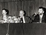 La presentación de "Huellas en la arena, Sombras en el mar" se realizó en la Biblioteca Nacional. En el panel estuvieron presentes Claudio Campagna y Enrique Pavón Pereyra (Director de la Biblioteca). Septiembre, 1992.