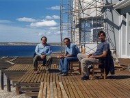 Con Alejandro Corti y Bernardo Ezcurra en los finales de la construcción del edifico del Ecocentro en Puerto Madryn. Marzo, 2000.