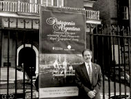 Frente a la sede de la Royal Geographical Society de Londres en oportunidad del ciclo de conferencias y de la muestra en homenaje al Perito Moreno. Mayo, 2001.