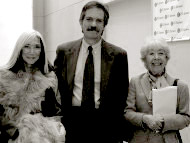 Con María Kodama y Aurora Bernárdez en la inauguración de una librería. Julio, 2004.