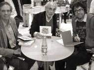 Con Santiago Kovadloff y Liniers firmando ejemplares de "Un Manifiesto en la Vida del Mar" en la Feria del Libro. Abril, 2007.